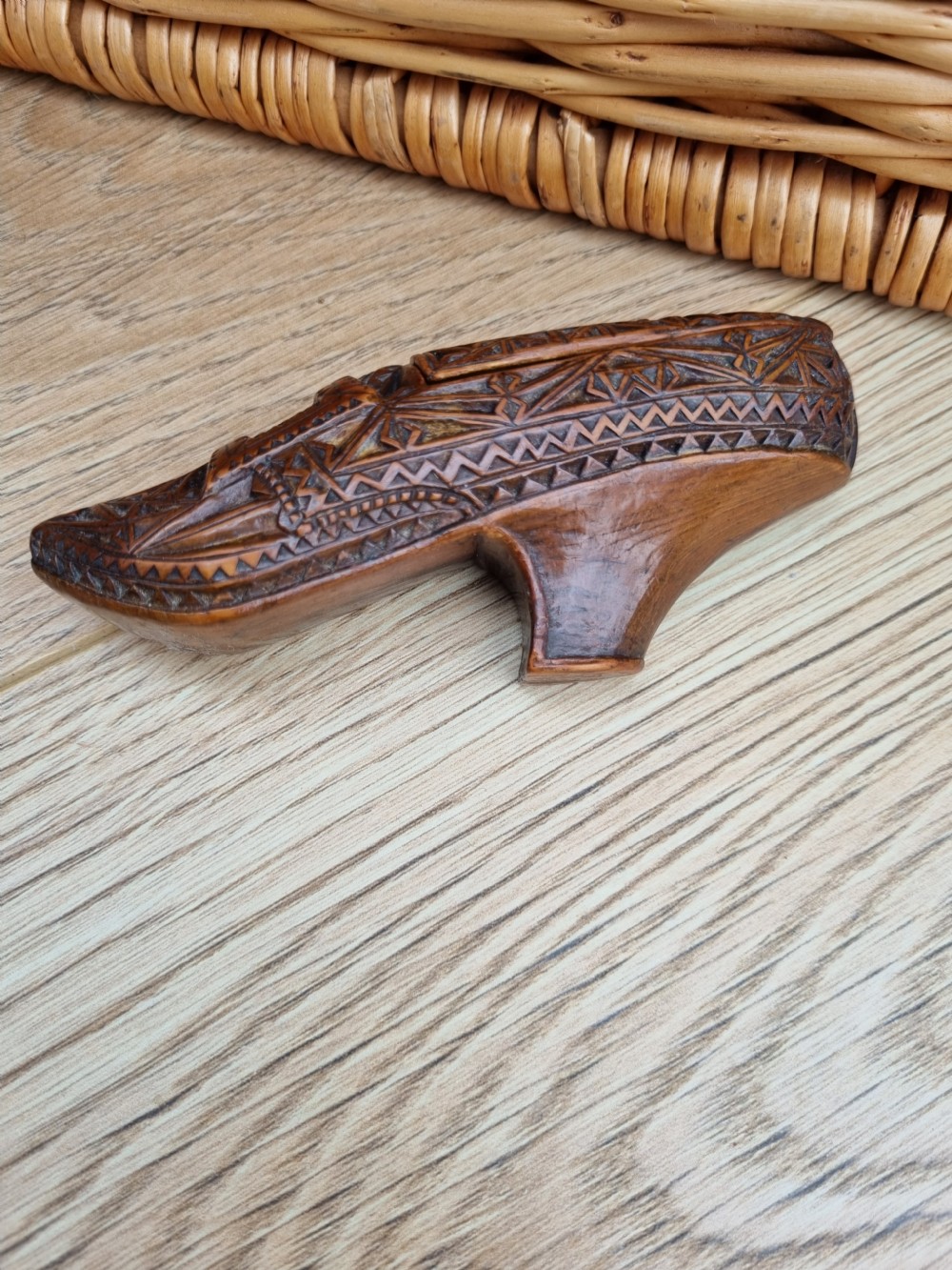 L18THC QUALITY YEW WOOD CHIP CARVED SNUFF SHOE 