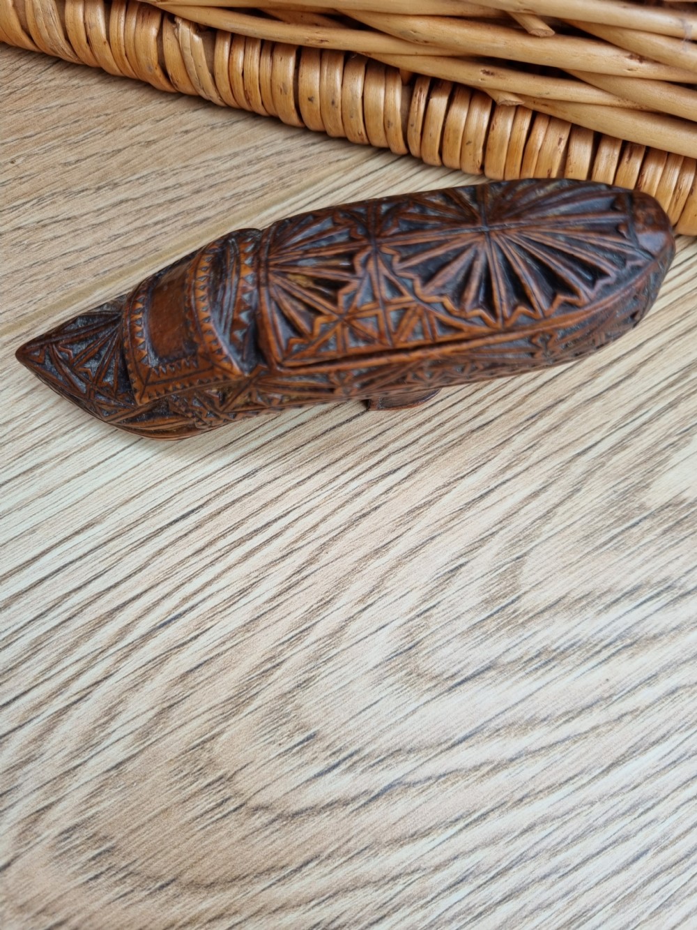 L18THC QUALITY YEW WOOD CHIP CARVED SNUFF SHOE  View V