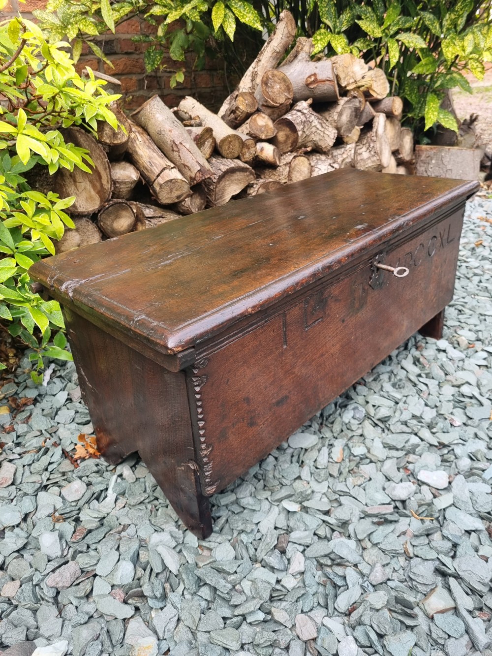 E 18thc SMALL OAK ARROW BOX/COFFER WITH UNUSUAL DATE View VI
