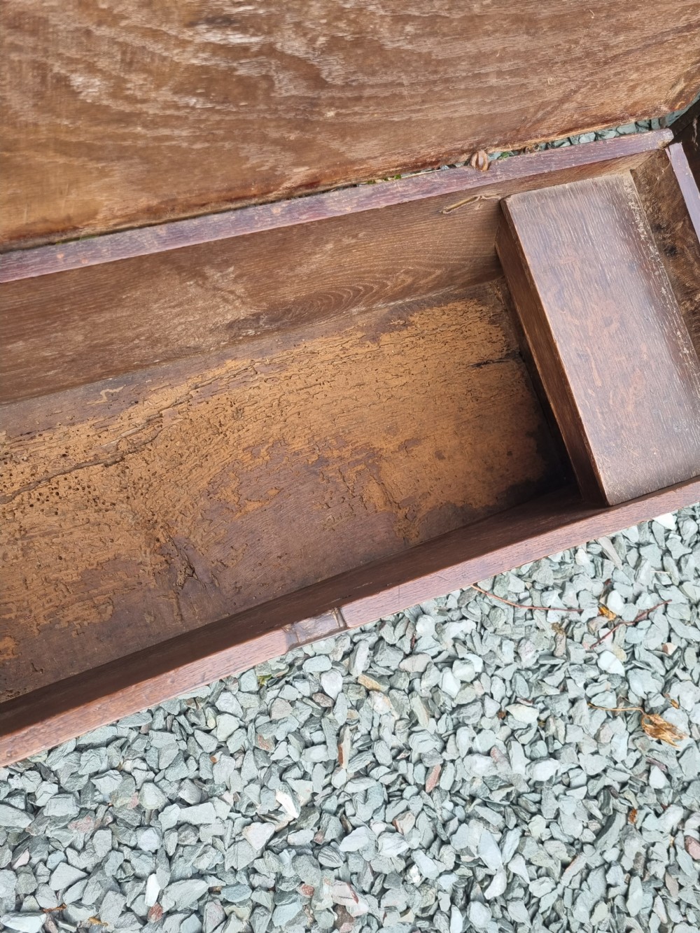 AN LATE 17THC/E18THC ELM 6 PLANK COFFER  View IV