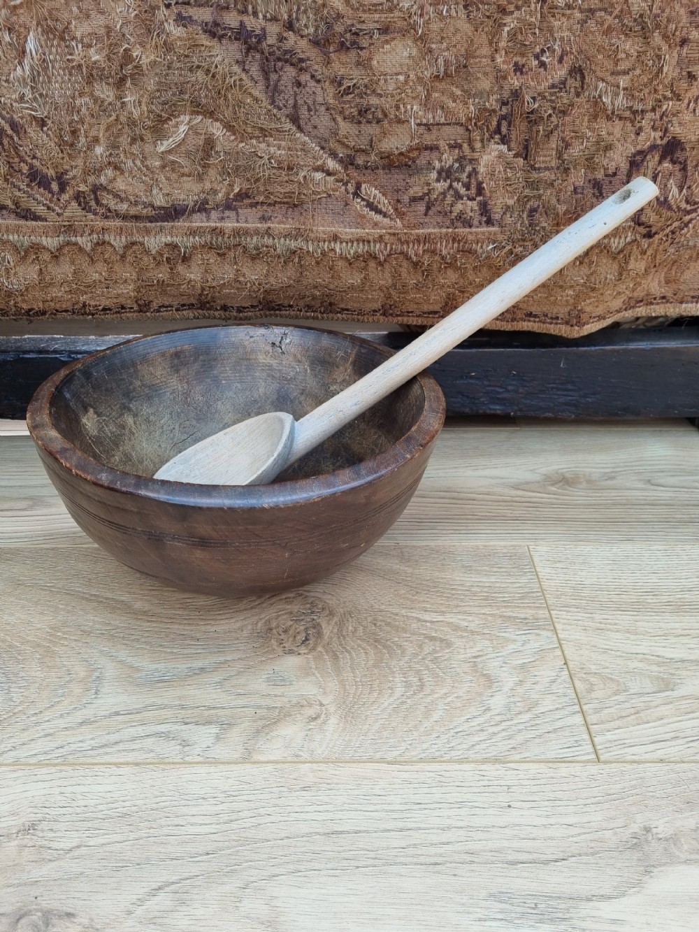 A LARGE ELM WELSH 18THC WOODEN BOWL AND LARGE SPOON (1 PC)