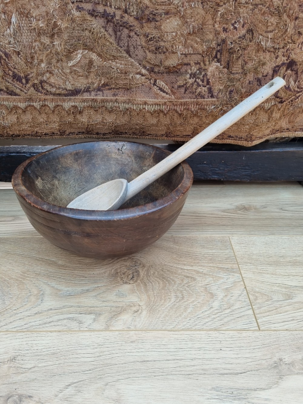A LARGE ELM WELSH 18THC WOODEN BOWL AND LARGE SPOON (1 PC) View III