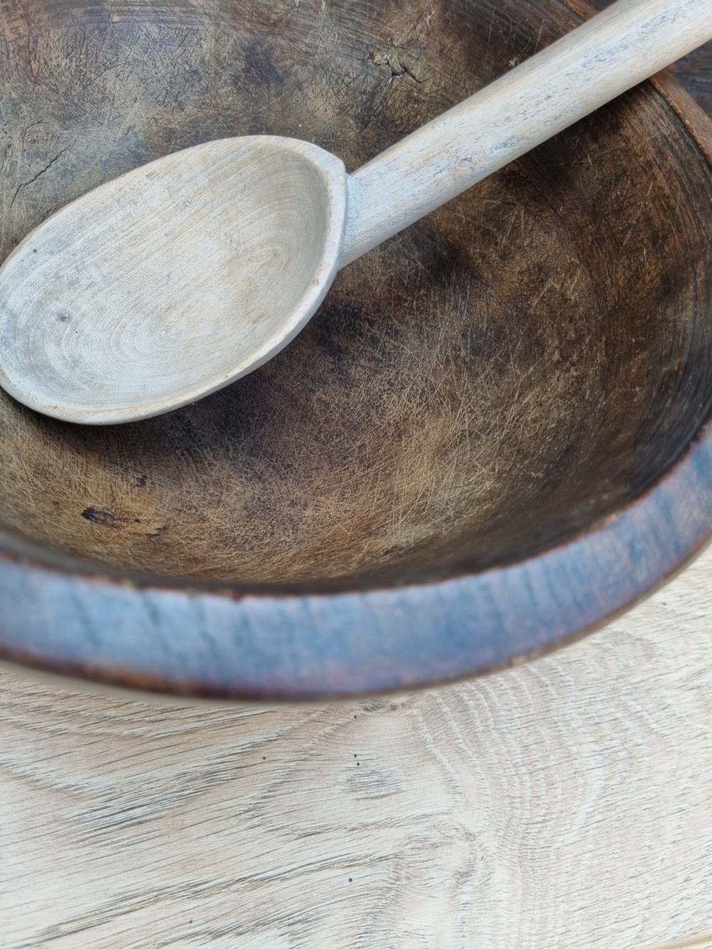 A LARGE ELM WELSH 18THC WOODEN BOWL AND LARGE SPOON (1 PC) View IV
