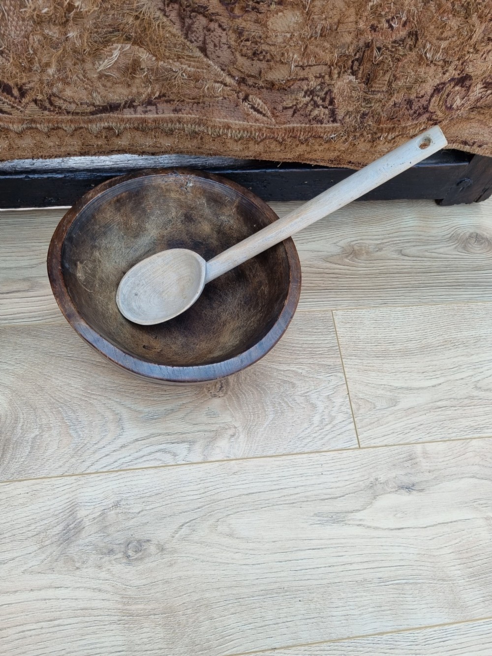 A LARGE ELM WELSH 18THC WOODEN BOWL AND LARGE SPOON (1 PC) View V