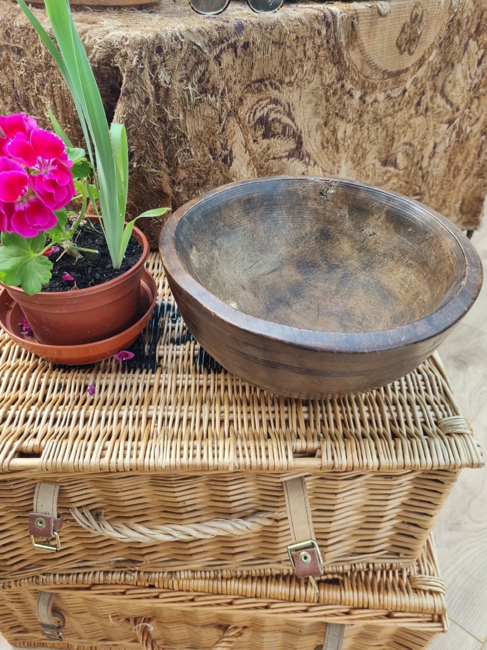 A LARGE ELM WELSH 18THC WOODEN BOWL AND LARGE SPOON (1 PC) View VI