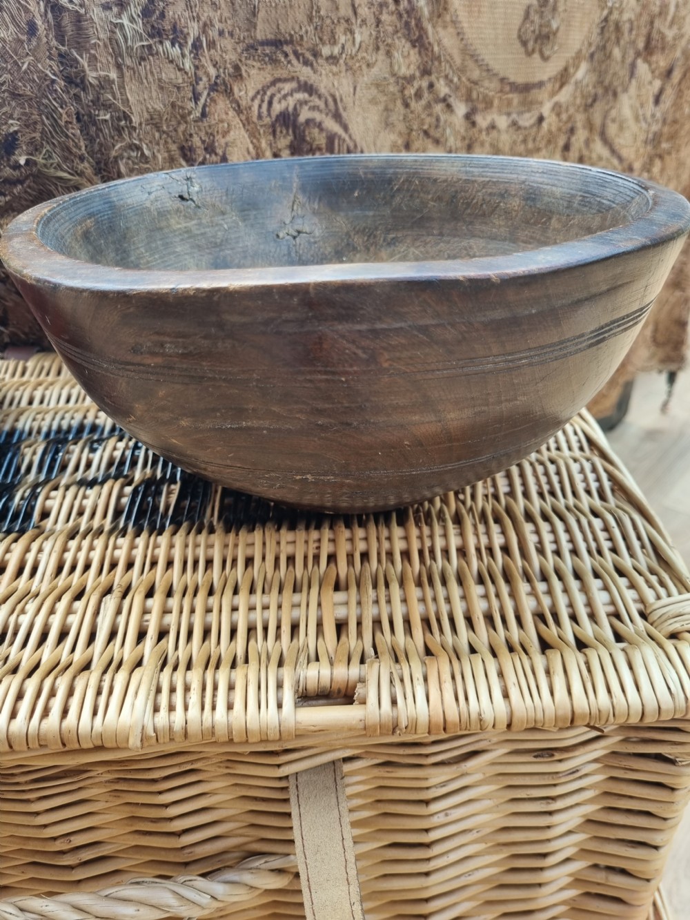 A LARGE ELM WELSH 18THC WOODEN BOWL AND LARGE SPOON (1 PC) View VII