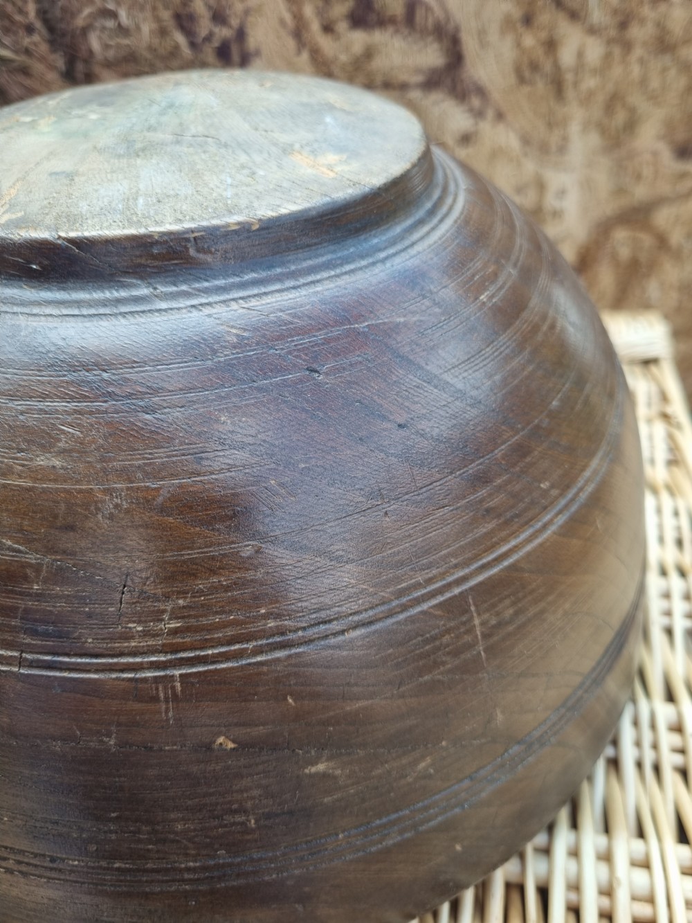 A LARGE ELM WELSH 18THC WOODEN BOWL AND LARGE SPOON (1 PC) View VIII