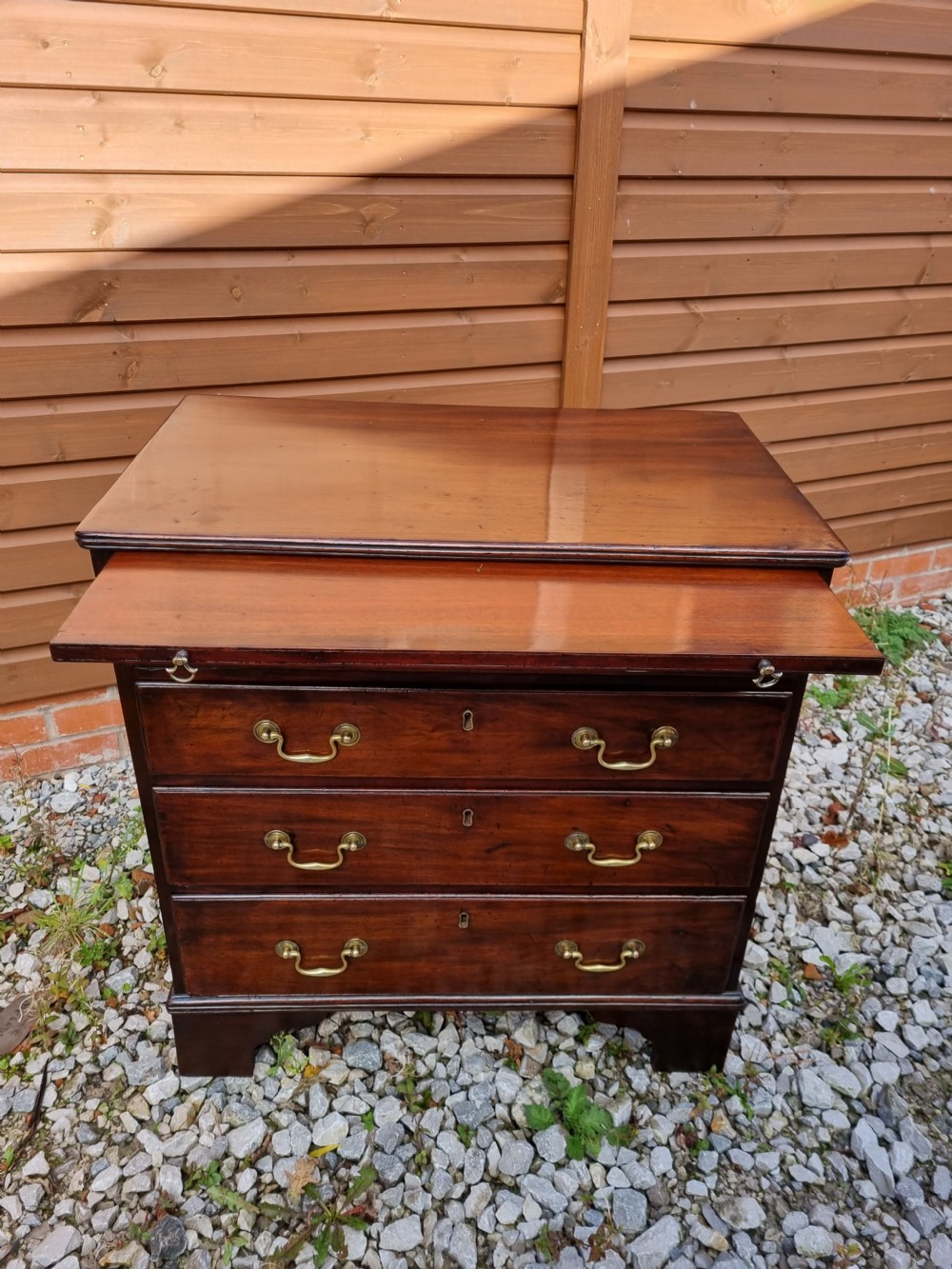 A SMALL 18THC MAHOGANY CHEST WITH A BRUSHING SLIDE  View II