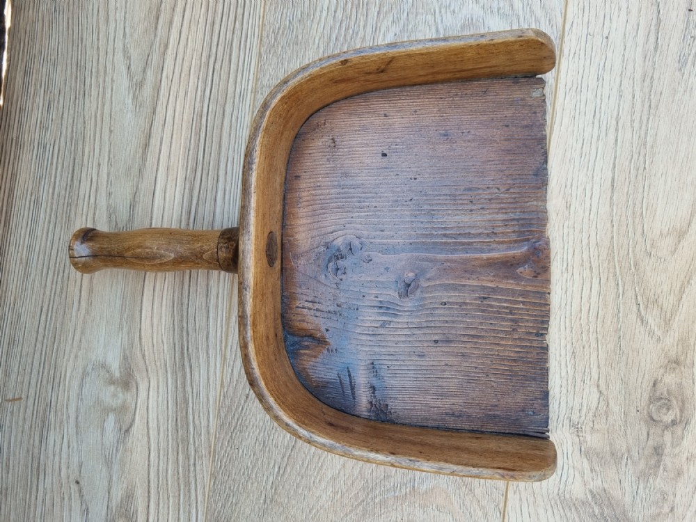 A DATED 1881 NAIVE TREEN ELM DUSTPAN 