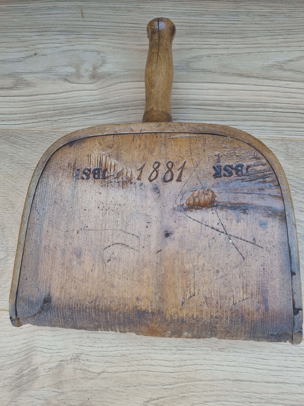 A DATED 1881 NAIVE TREEN ELM DUSTPAN  View II