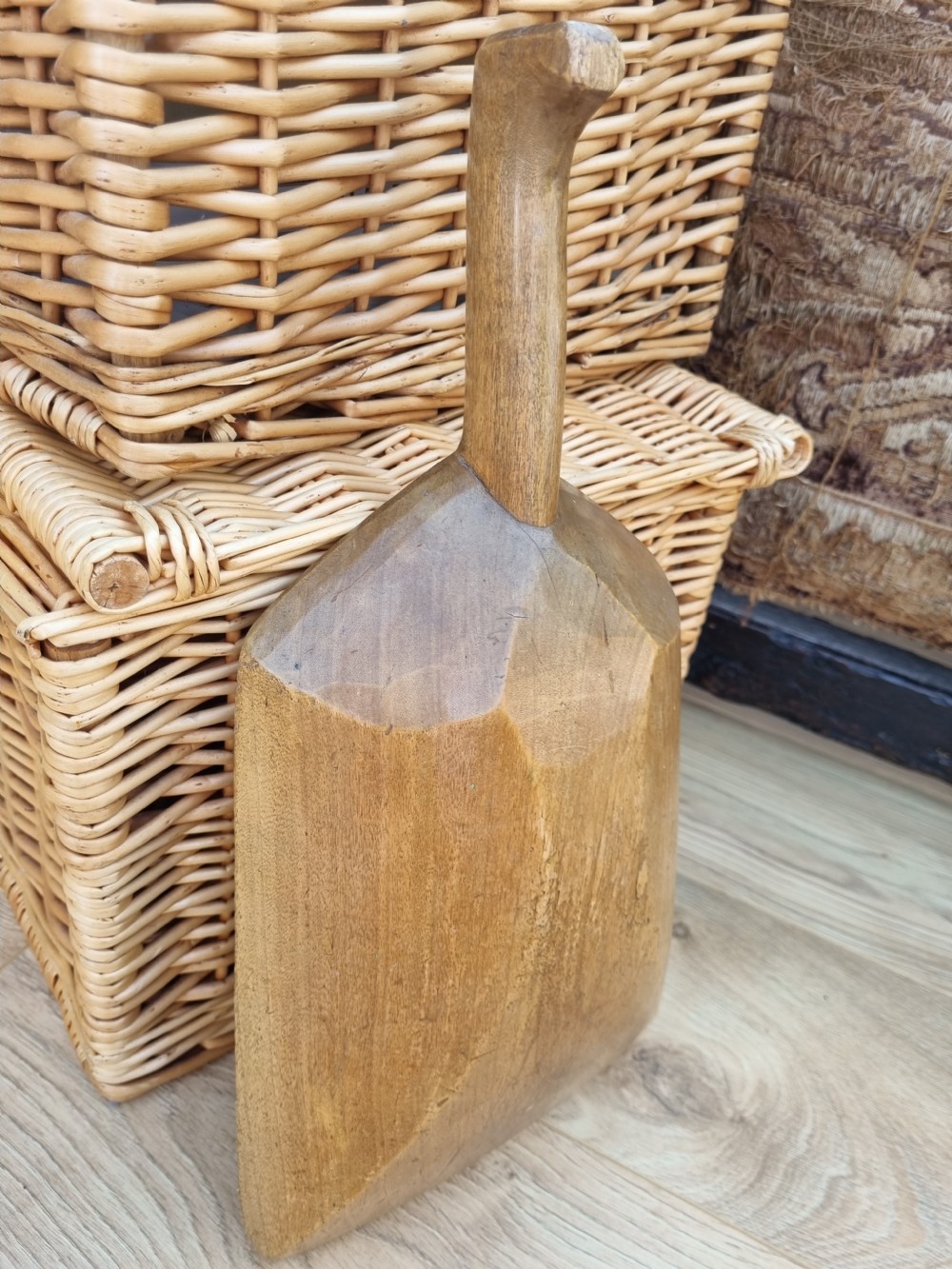 WELSH ELM ONE PIECE ANTIQUE FLOUR/GRAIN SCOOP View II