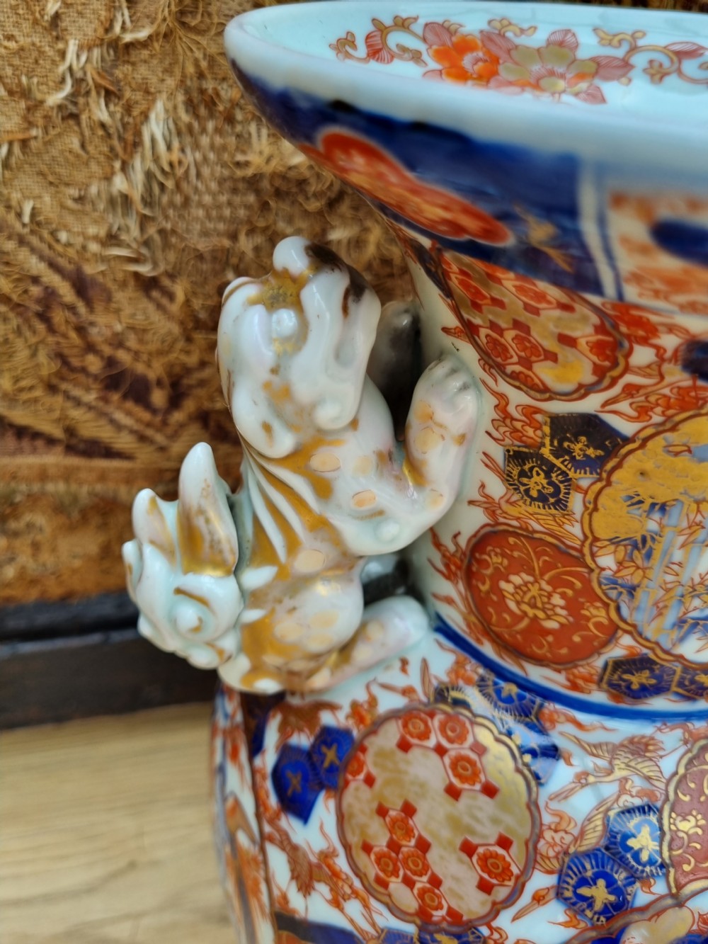 A LARGE PERFECT 19THC IMARI VASE WITH DOGS OF FO HANDLES MEIJI PERIOD. View II