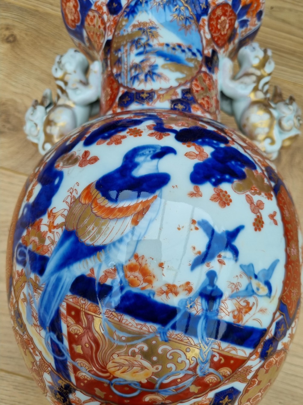 A LARGE PERFECT 19THC IMARI VASE WITH DOGS OF FO HANDLES MEIJI PERIOD. View III