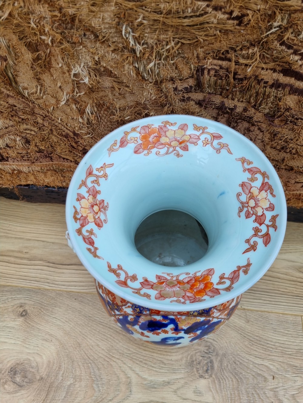 A LARGE PERFECT 19THC IMARI VASE WITH DOGS OF FO HANDLES MEIJI PERIOD. View IV