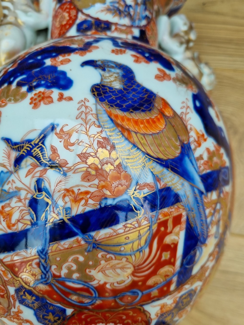 A LARGE PERFECT 19THC IMARI VASE WITH DOGS OF FO HANDLES MEIJI PERIOD. View VI