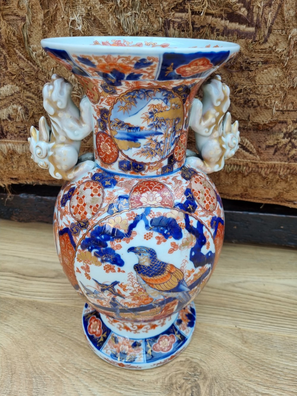 A LARGE PERFECT 19THC IMARI VASE WITH DOGS OF FO HANDLES MEIJI PERIOD. View VII