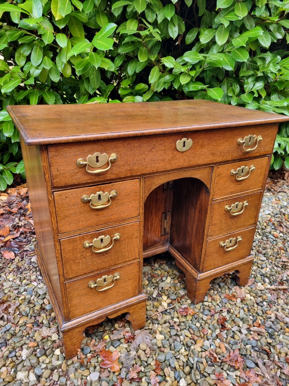 SMALL GEORGIAN OAK KNEEHOLE DESK IN ORIGINAL CONDITION C1770 View III