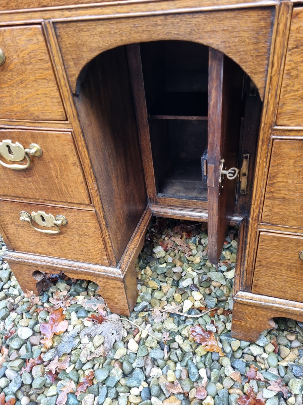 SMALL GEORGIAN OAK KNEEHOLE DESK IN ORIGINAL CONDITION C1770 View IV