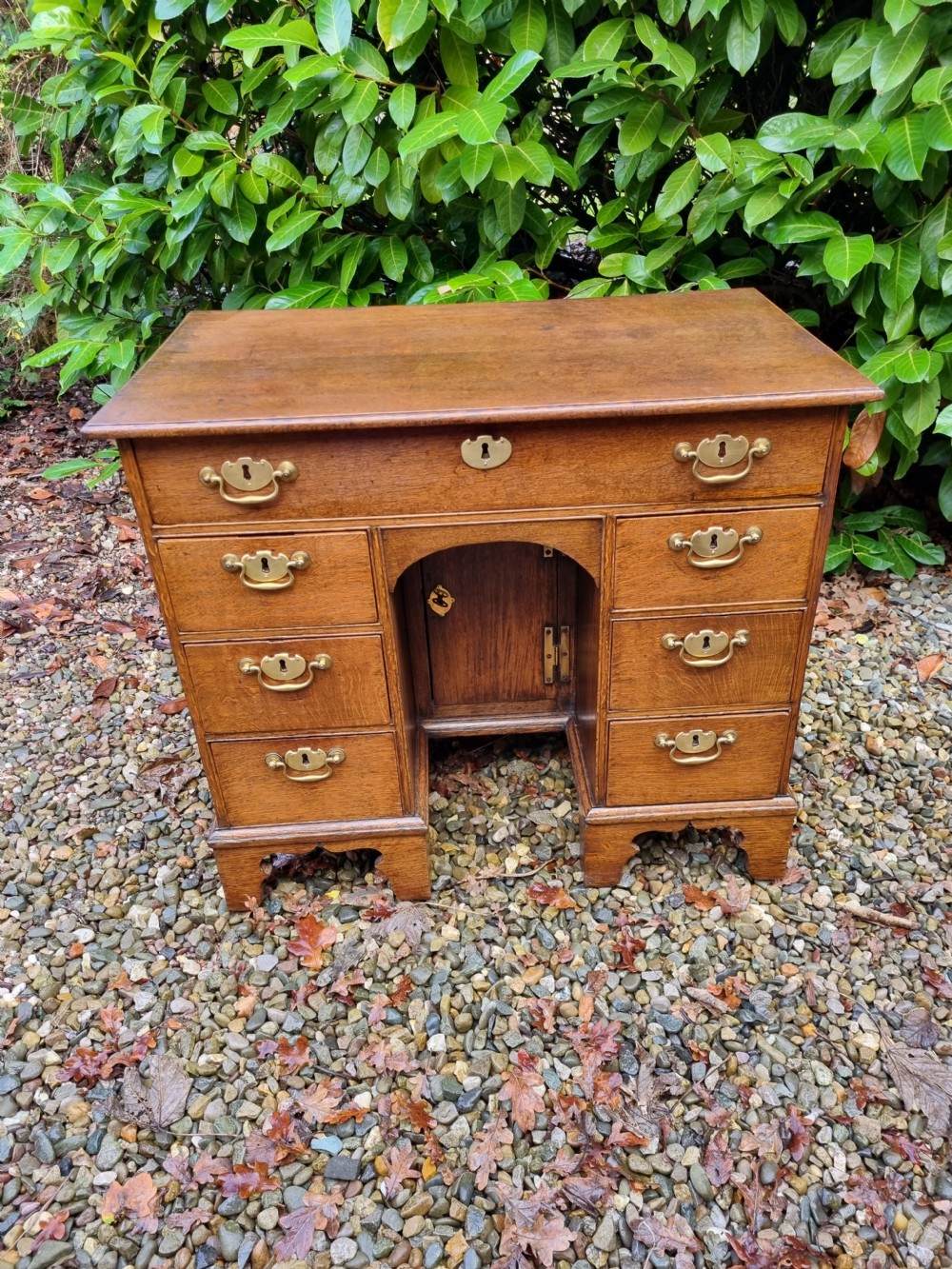 SMALL GEORGIAN OAK KNEEHOLE DESK IN ORIGINAL CONDITION C1770 View VI