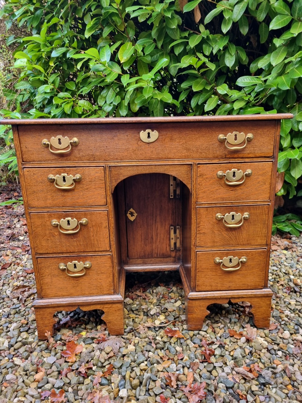 SMALL GEORGIAN OAK KNEEHOLE DESK IN ORIGINAL CONDITION C1770 View VIII