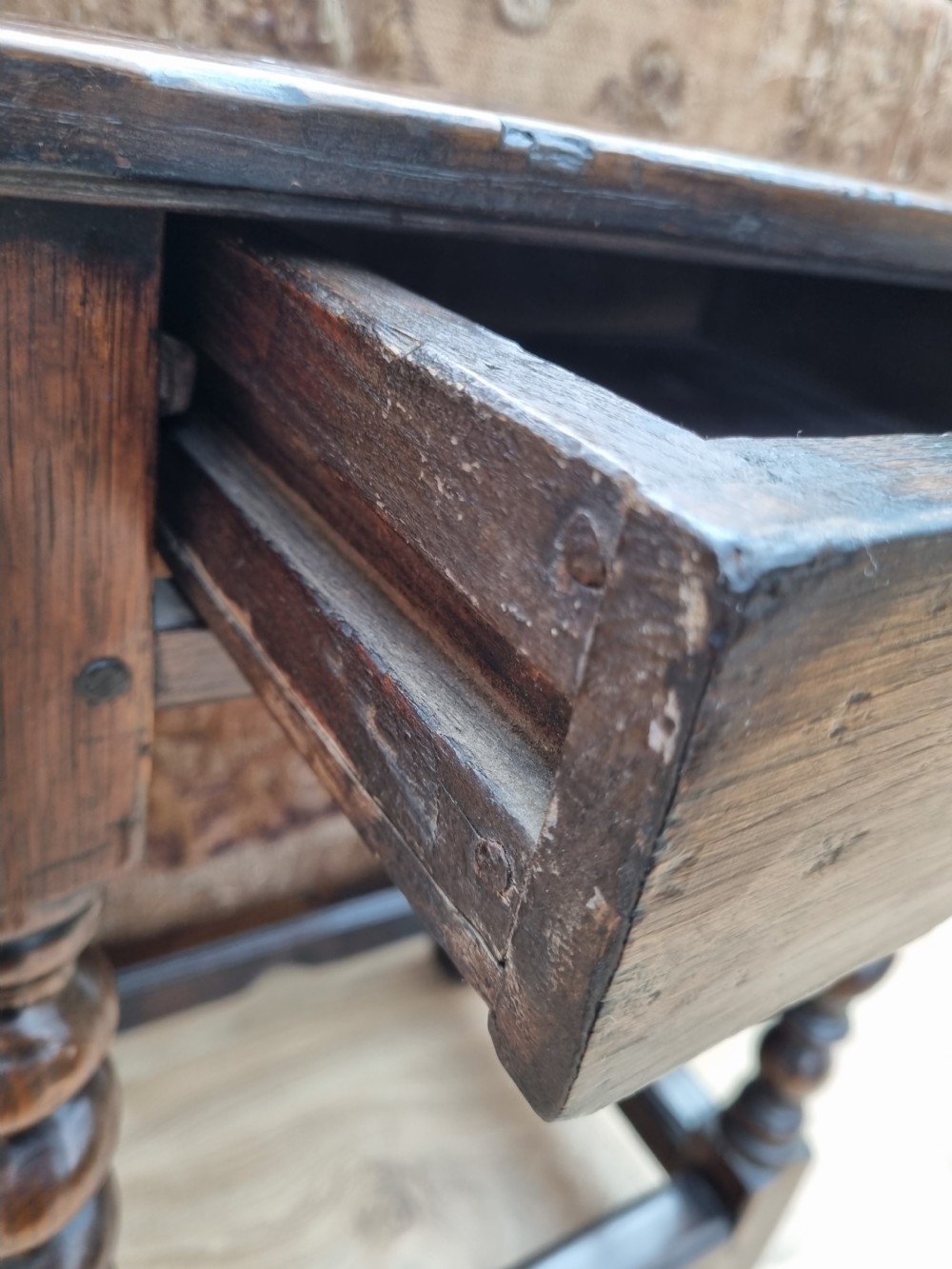 ANTIQUE 17THC OAK SIDE TABLE OF SMALL SIZE. View IV