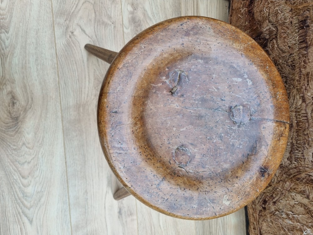 18THC RUSTIC 3 LEGGED DISH TOP STOOL View II