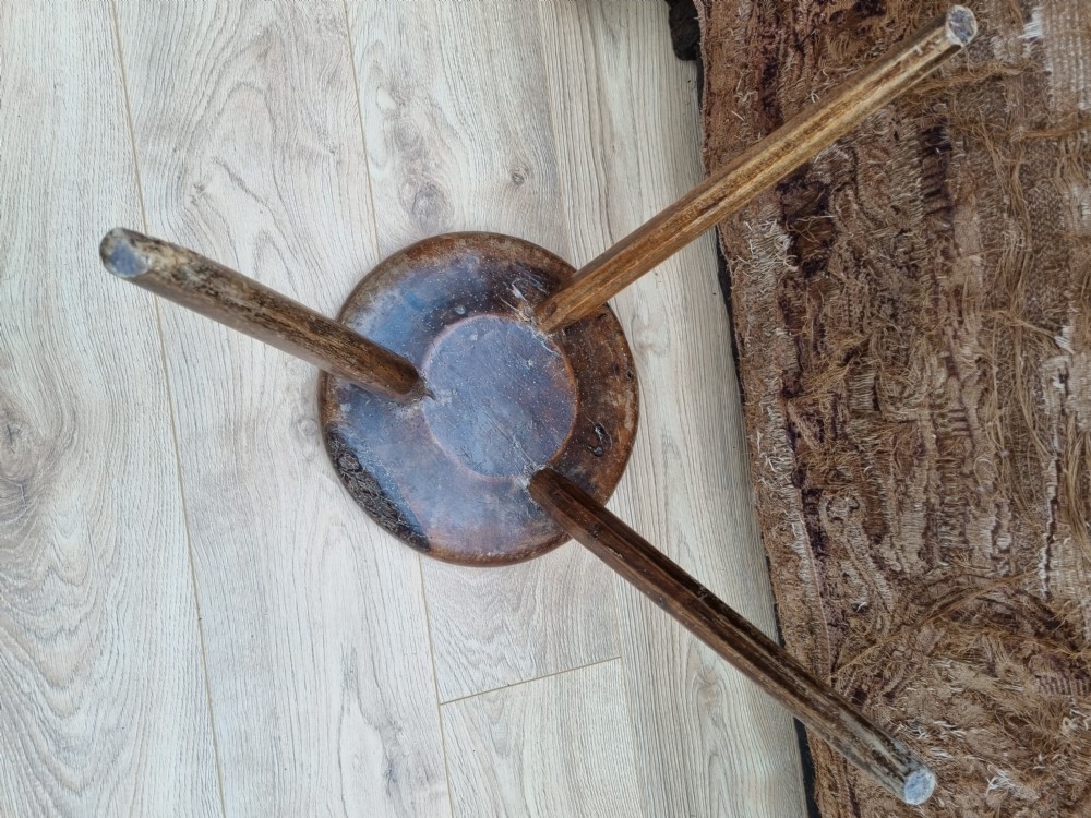 18THC RUSTIC 3 LEGGED DISH TOP STOOL View III
