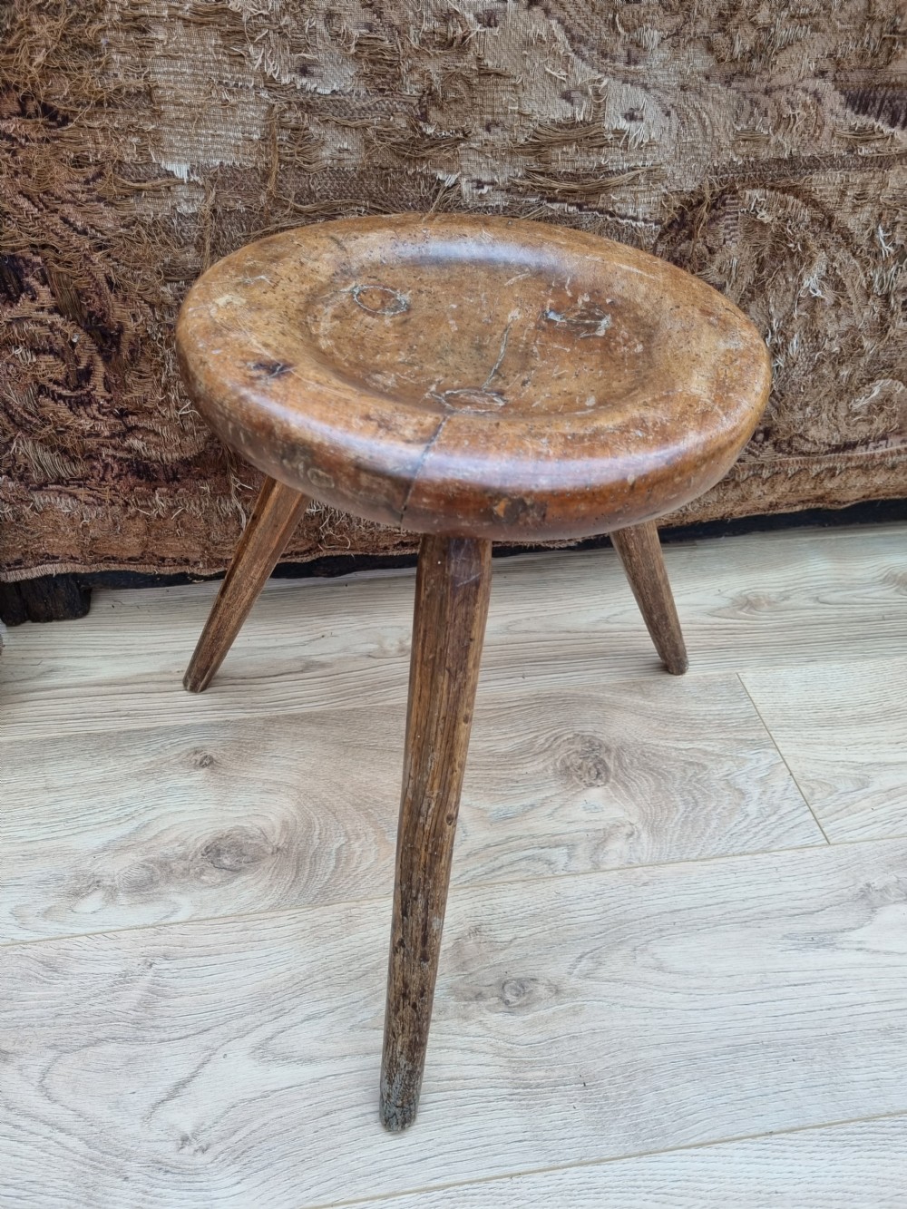 18THC RUSTIC 3 LEGGED DISH TOP STOOL View IV
