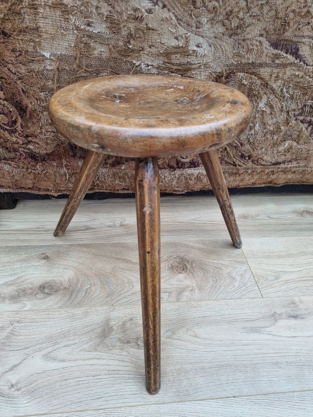 18THC RUSTIC 3 LEGGED DISH TOP STOOL View VI