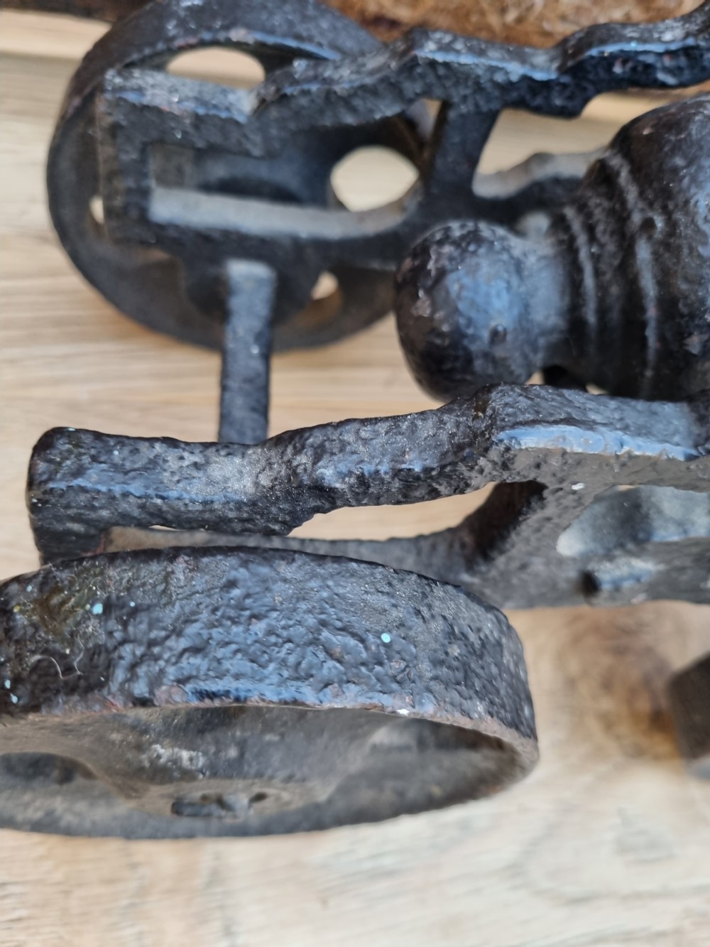 AN  ANTIQUE CAST IRON TABLE/MODEL CANNON View IV