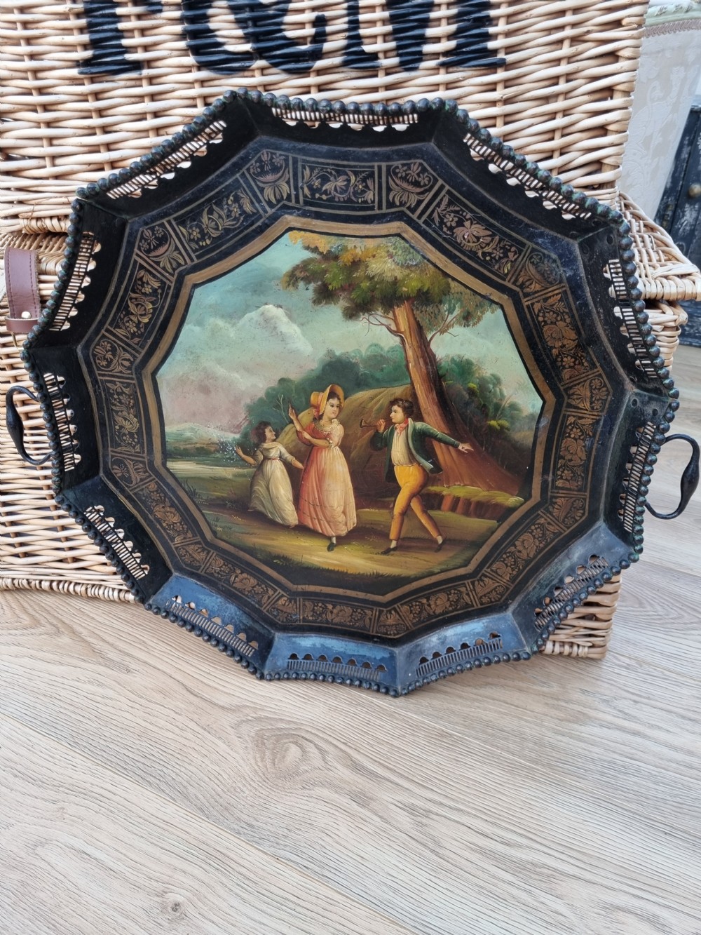 UNUSUAL LARGE REGENCY TOLEWARE 2 HANDLED TRAY . View III