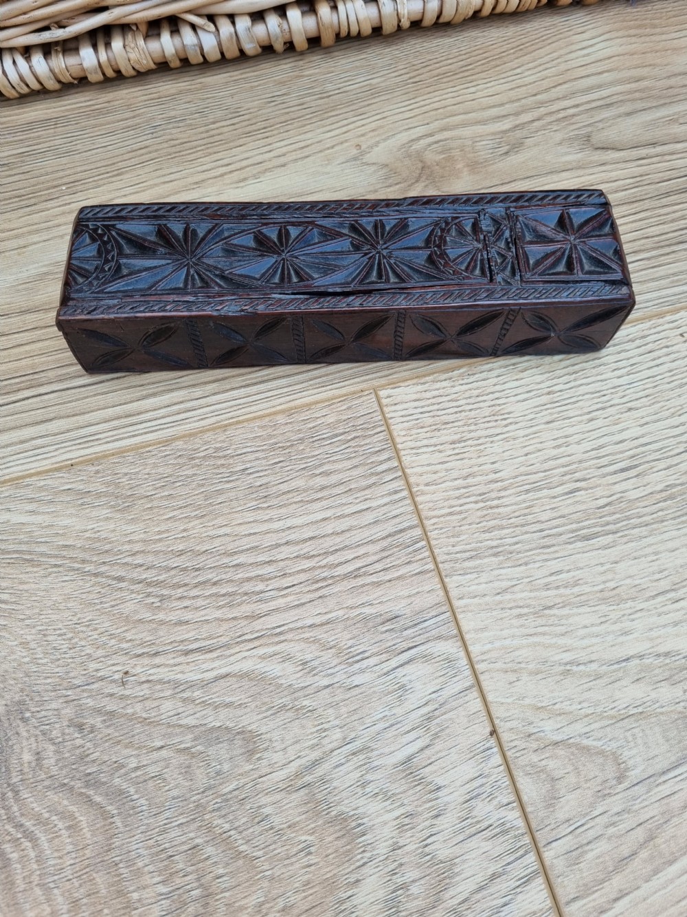 17THC OAK CHIP CARVED OAK PEN/QUILLBOX WITH NIB DIVISION  View III