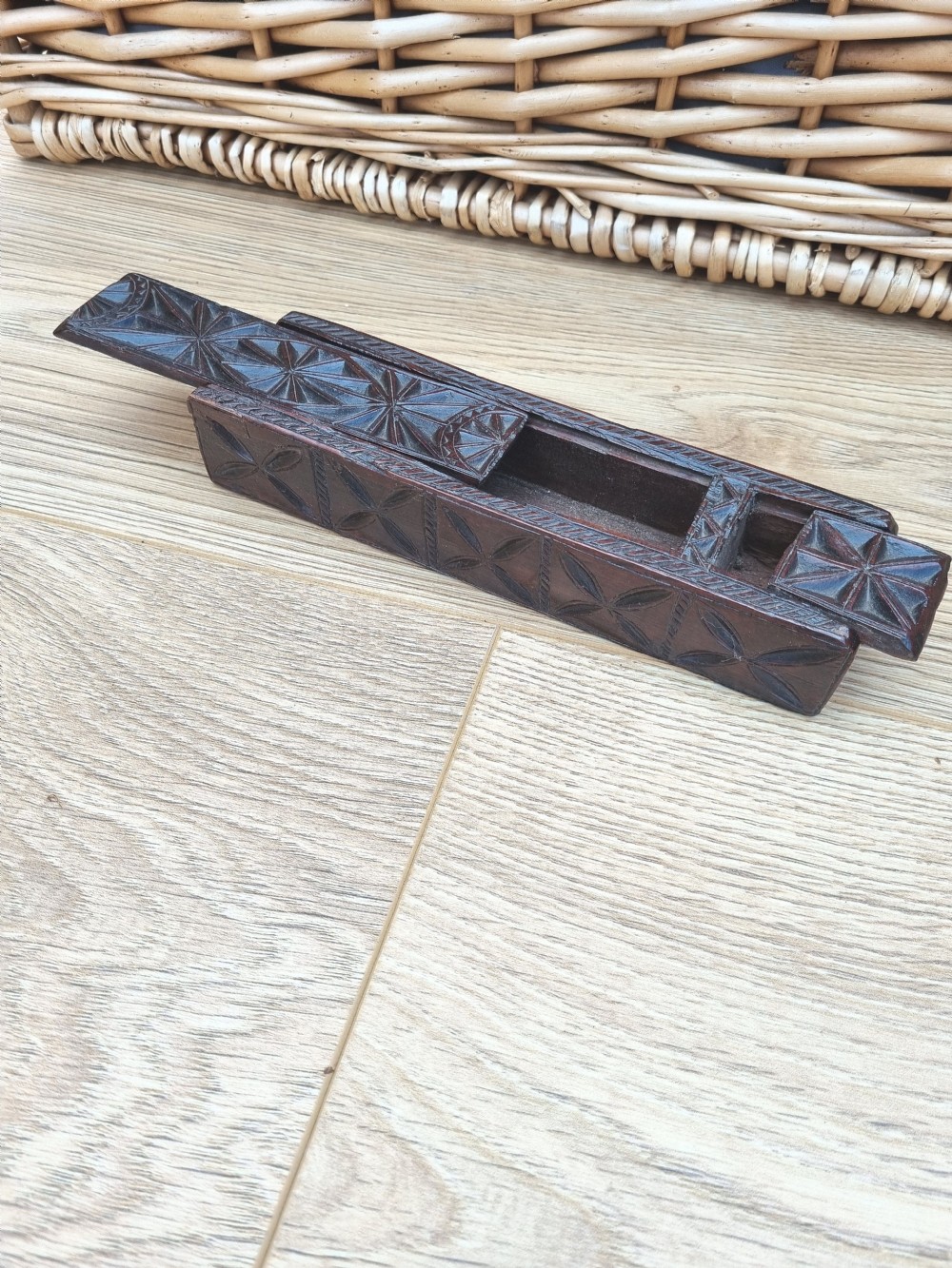 17THC OAK CHIP CARVED OAK PEN/QUILLBOX WITH NIB DIVISION  View VI
