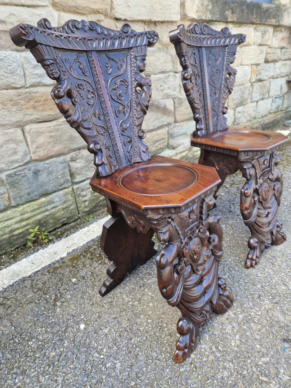 18THC PAIR OF ITALIAN CARVED  WALNUT HALL CHAIRS 