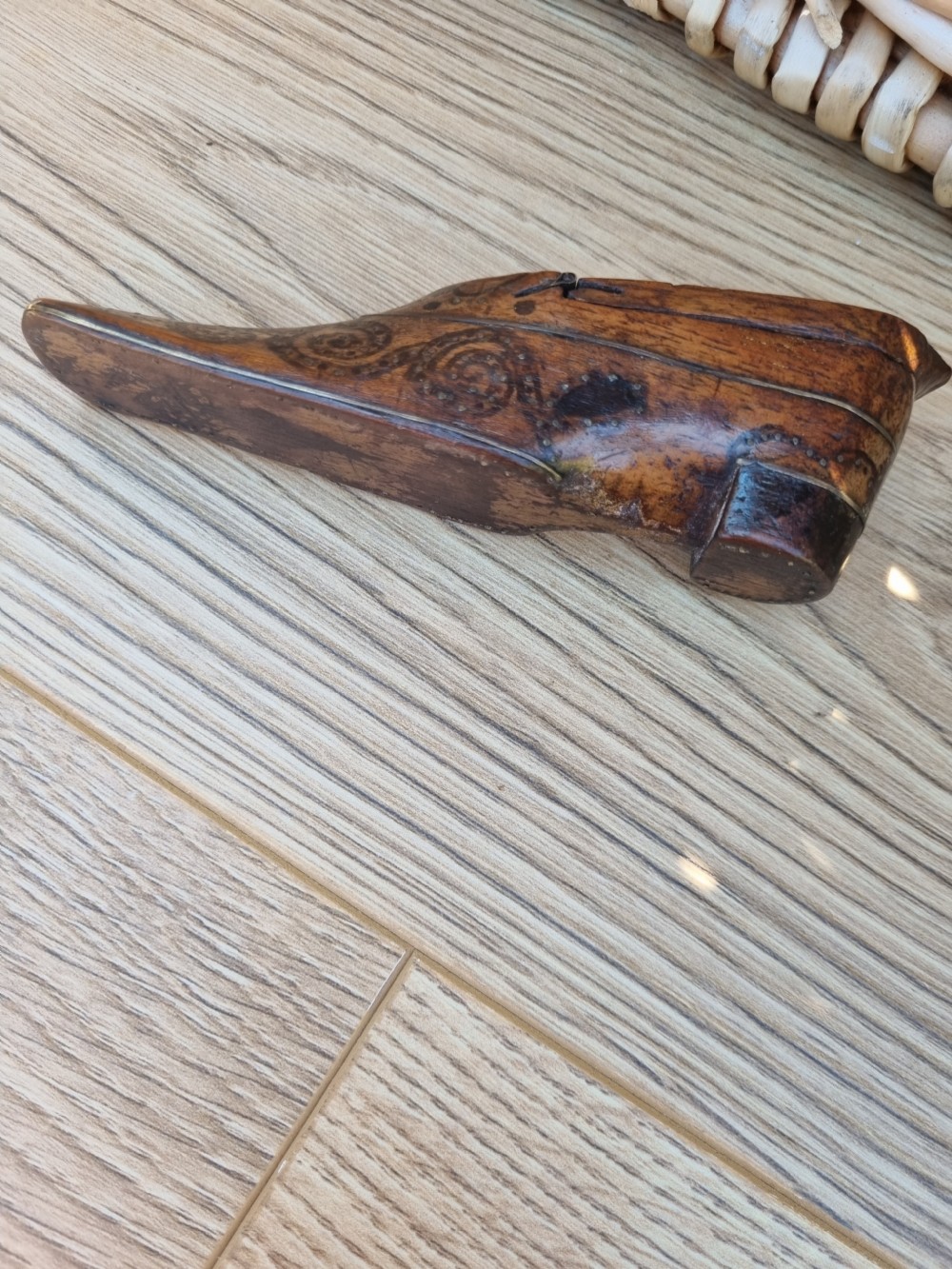 SUPERB DECORATED L18THC/19THC SNUFF SHOE . View V