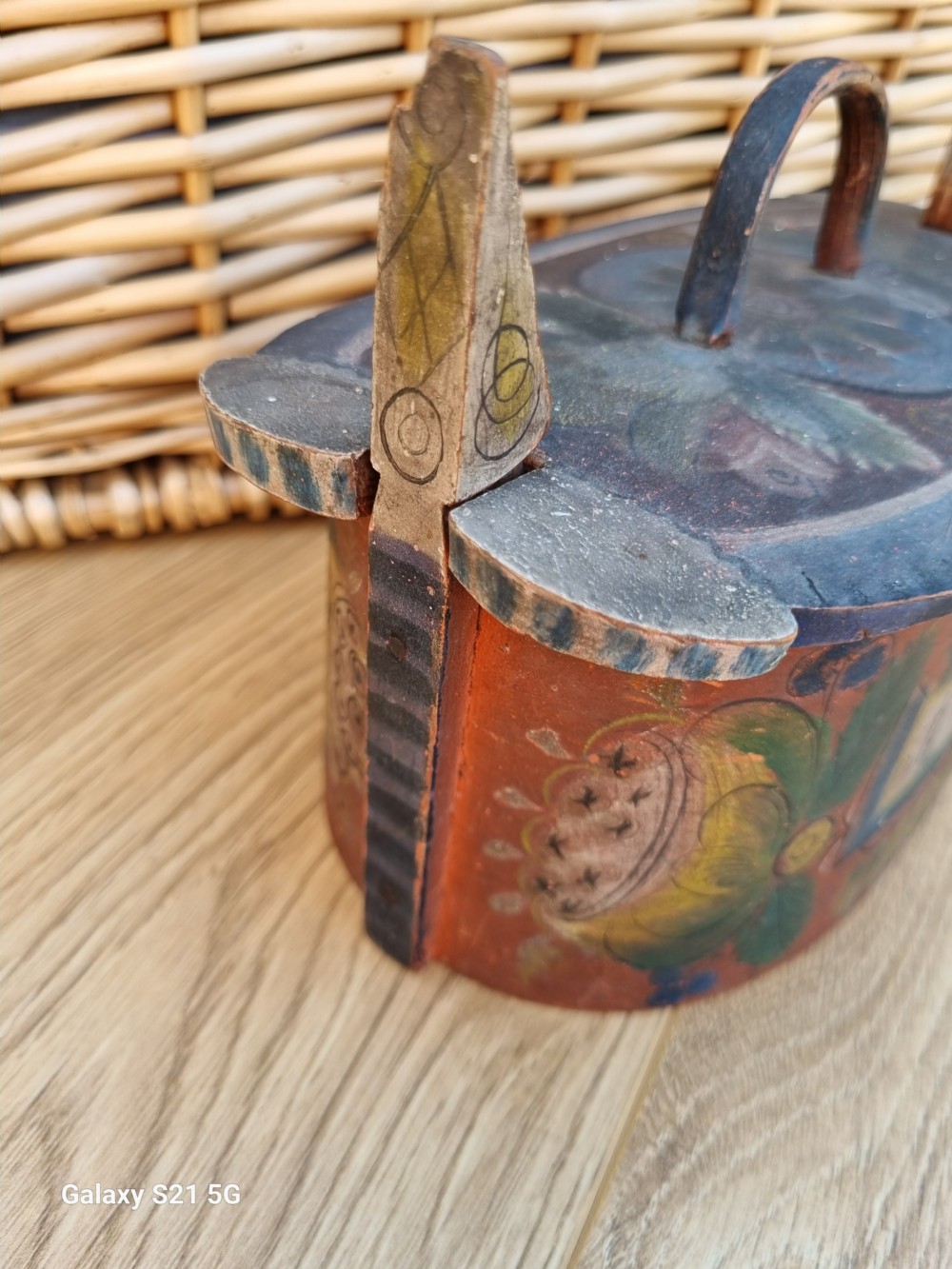 An antique 19th-century Norwegian bentwood tine box with original painted folk art decoration and vertical locking pegs. View III