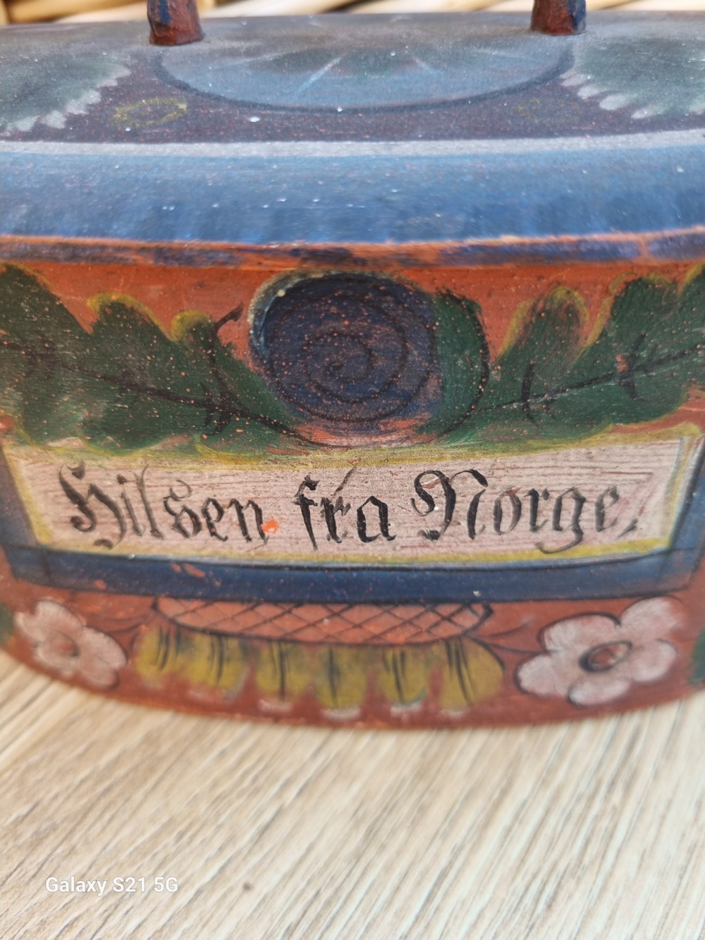 An antique 19th-century Norwegian bentwood tine box with original painted folk art decoration and vertical locking pegs. View IV
