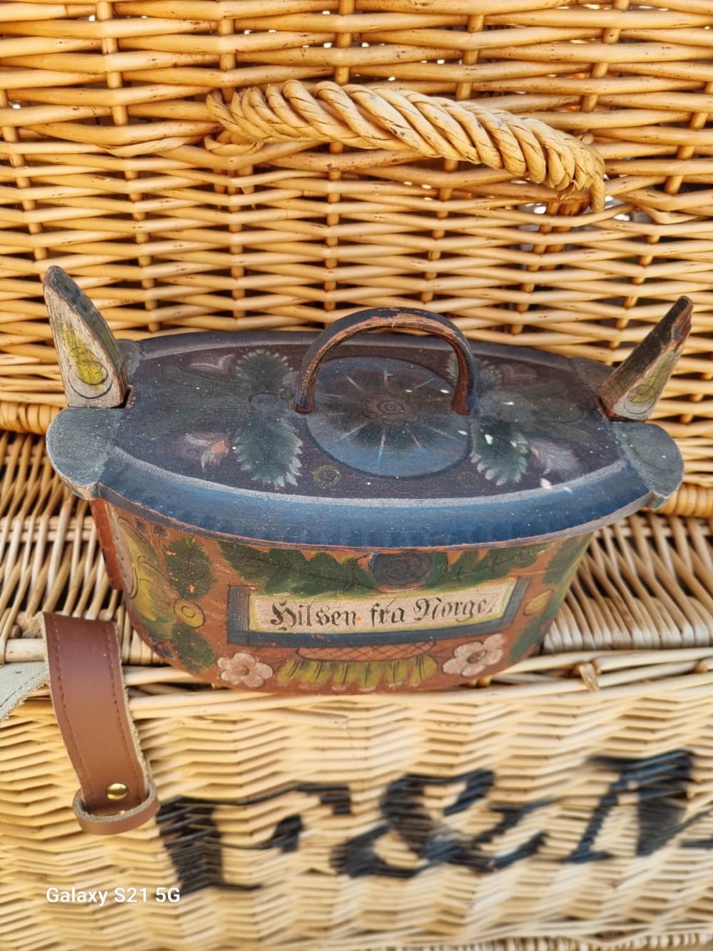 An antique 19th-century Norwegian bentwood tine box with original painted folk art decoration and vertical locking pegs. View VI