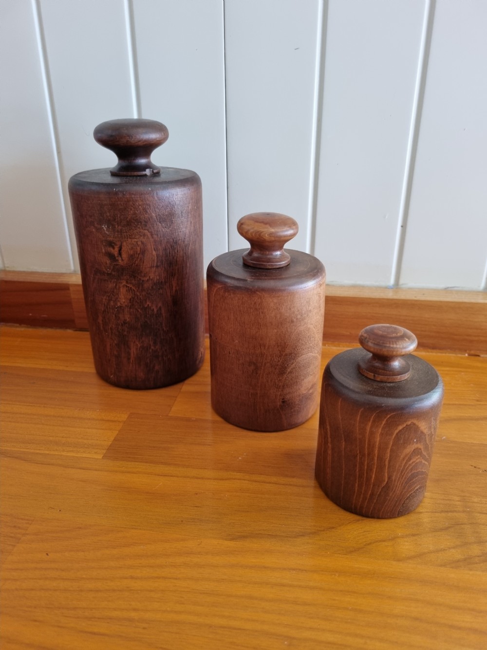 RARE SET OF 3 19THC TREEN PIE MOULDS. View VI