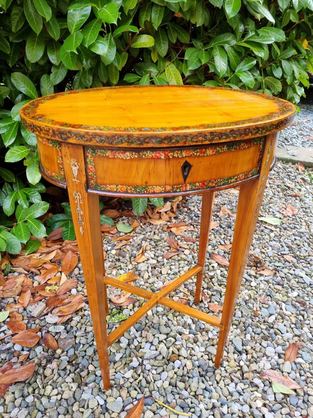 GOOD L18THC/E19THC PAINTED AND DECORATED SATINWOOD OVAL TABLE.