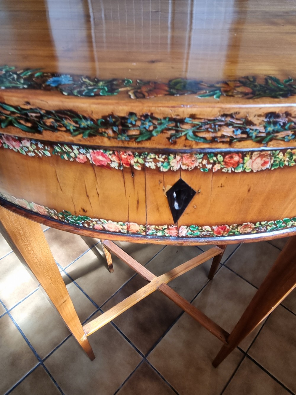 GOOD L18THC/E19THC PAINTED AND DECORATED SATINWOOD OVAL TABLE. View III