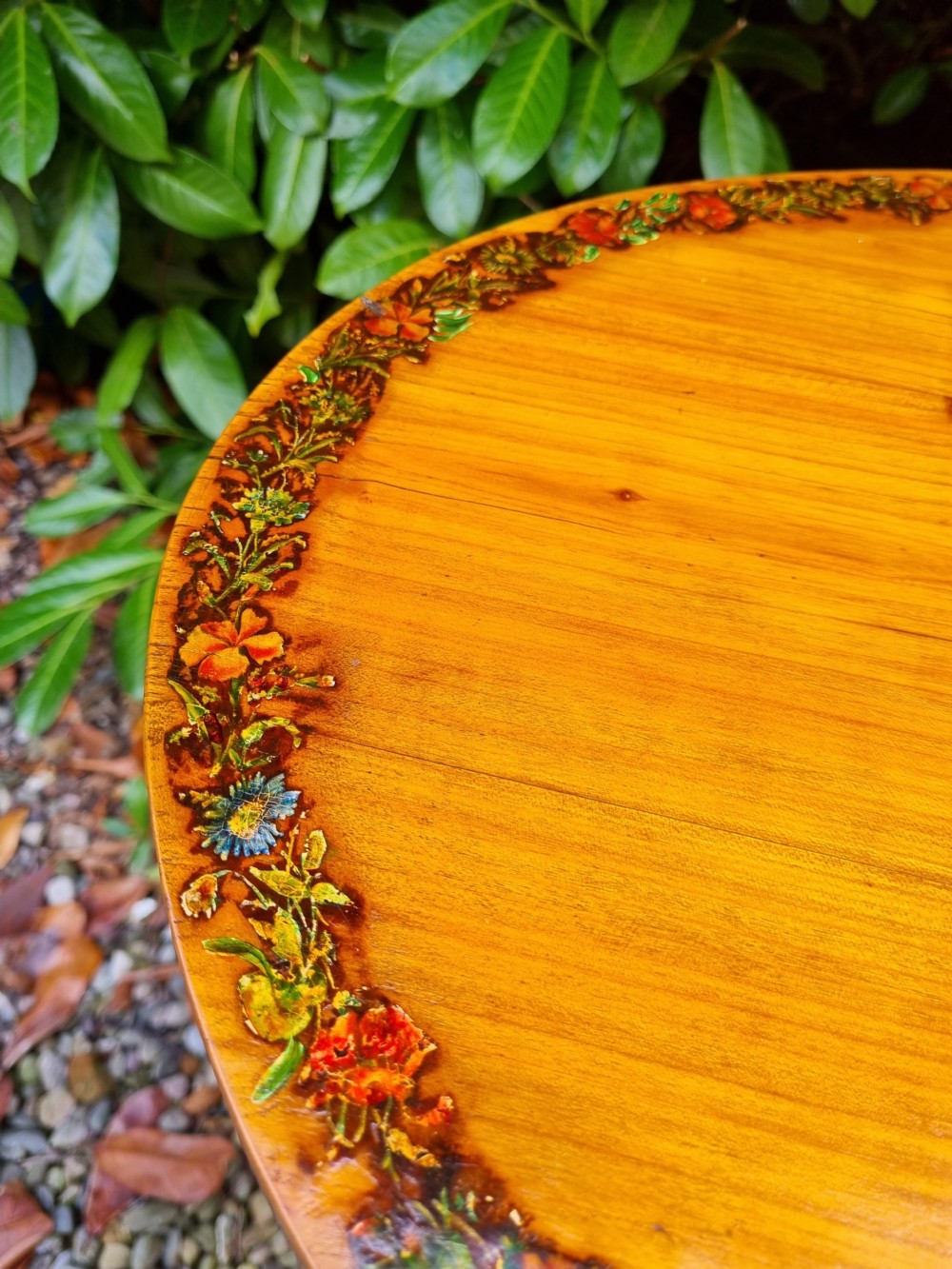 GOOD L18THC/E19THC PAINTED AND DECORATED SATINWOOD OVAL TABLE. View IV