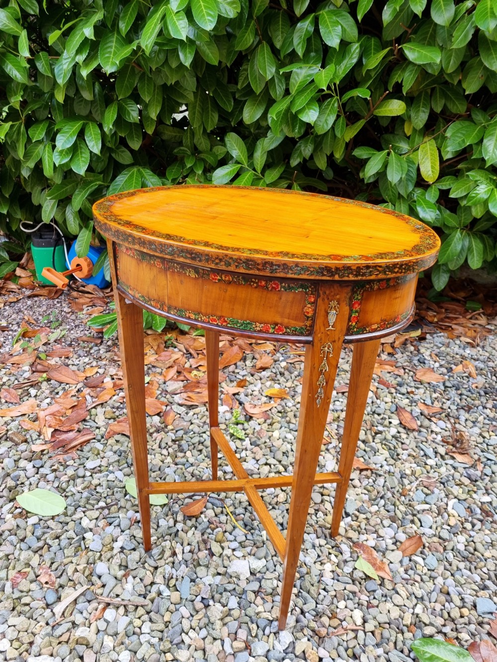 GOOD L18THC/E19THC PAINTED AND DECORATED SATINWOOD OVAL TABLE. View VII