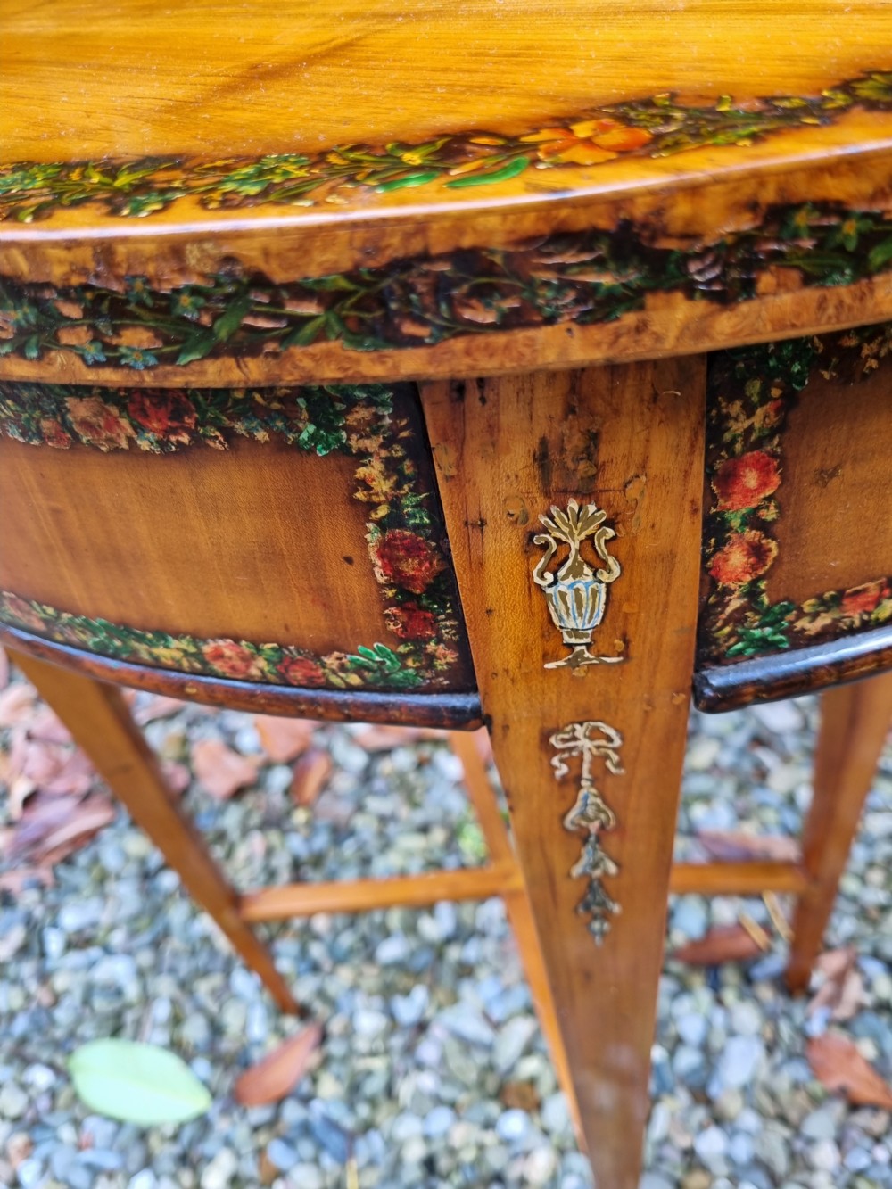 GOOD L18THC/E19THC PAINTED AND DECORATED SATINWOOD OVAL TABLE. View IX
