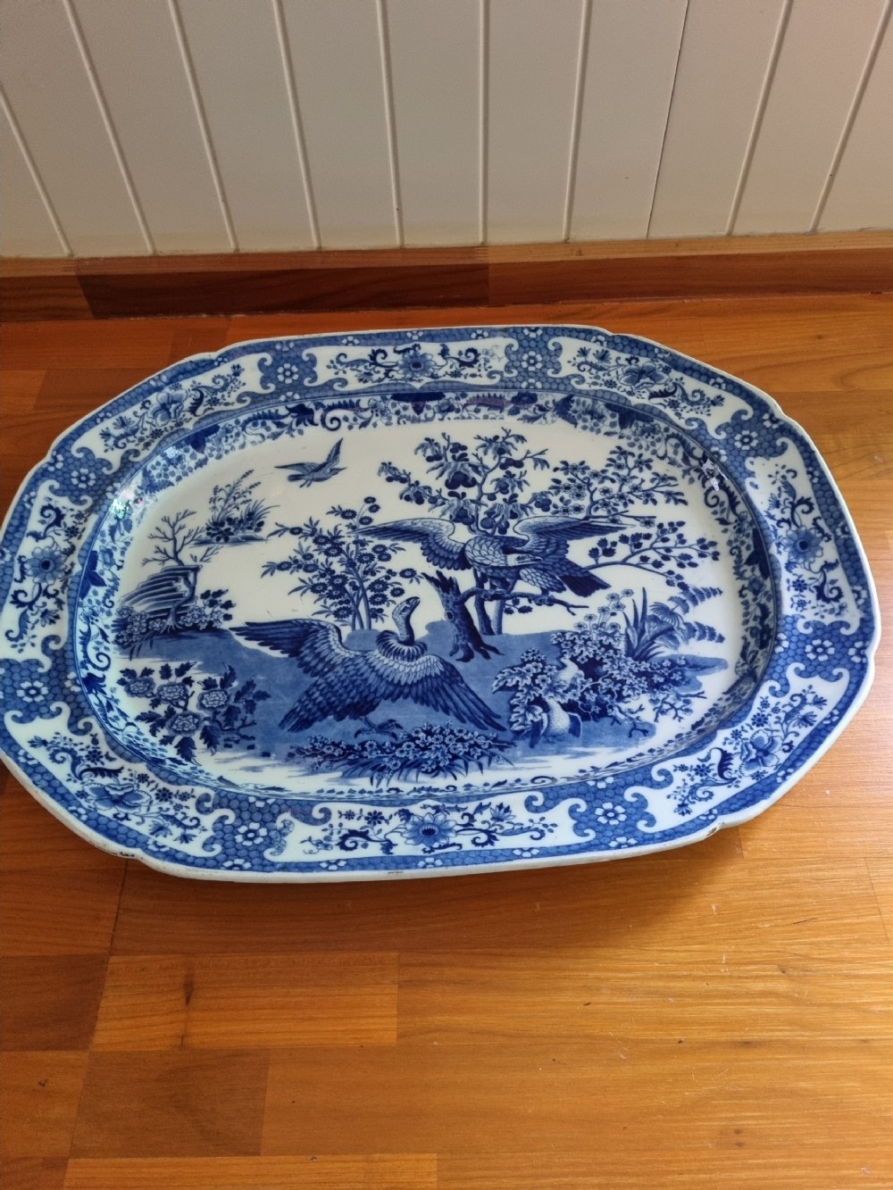 LARGE PERFECT EARLY  19THC BLUE AND WHITE MEAT PLATE 