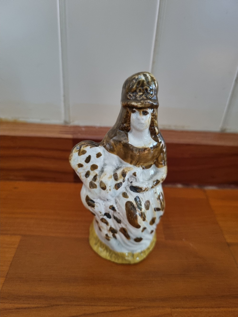 A L18THC/E19THC PRATTWARE POTTERY CANDLE SNUFFER OF MOTHER AND CHILD View V