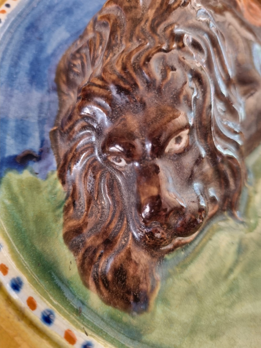 LARGE L18THC PRATTWARE OVAL PLAQUE OF 2 LIONS View III