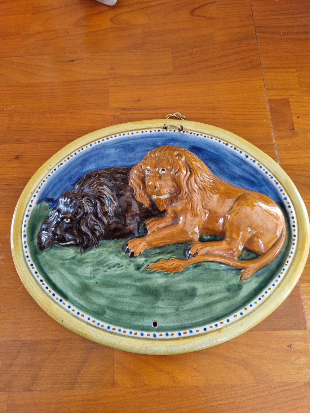 LARGE L18THC PRATTWARE OVAL PLAQUE OF 2 LIONS View V