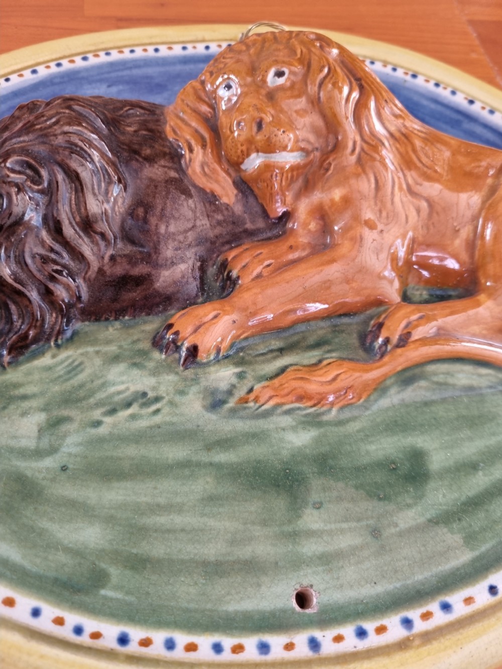 LARGE L18THC PRATTWARE OVAL PLAQUE OF 2 LIONS View VI