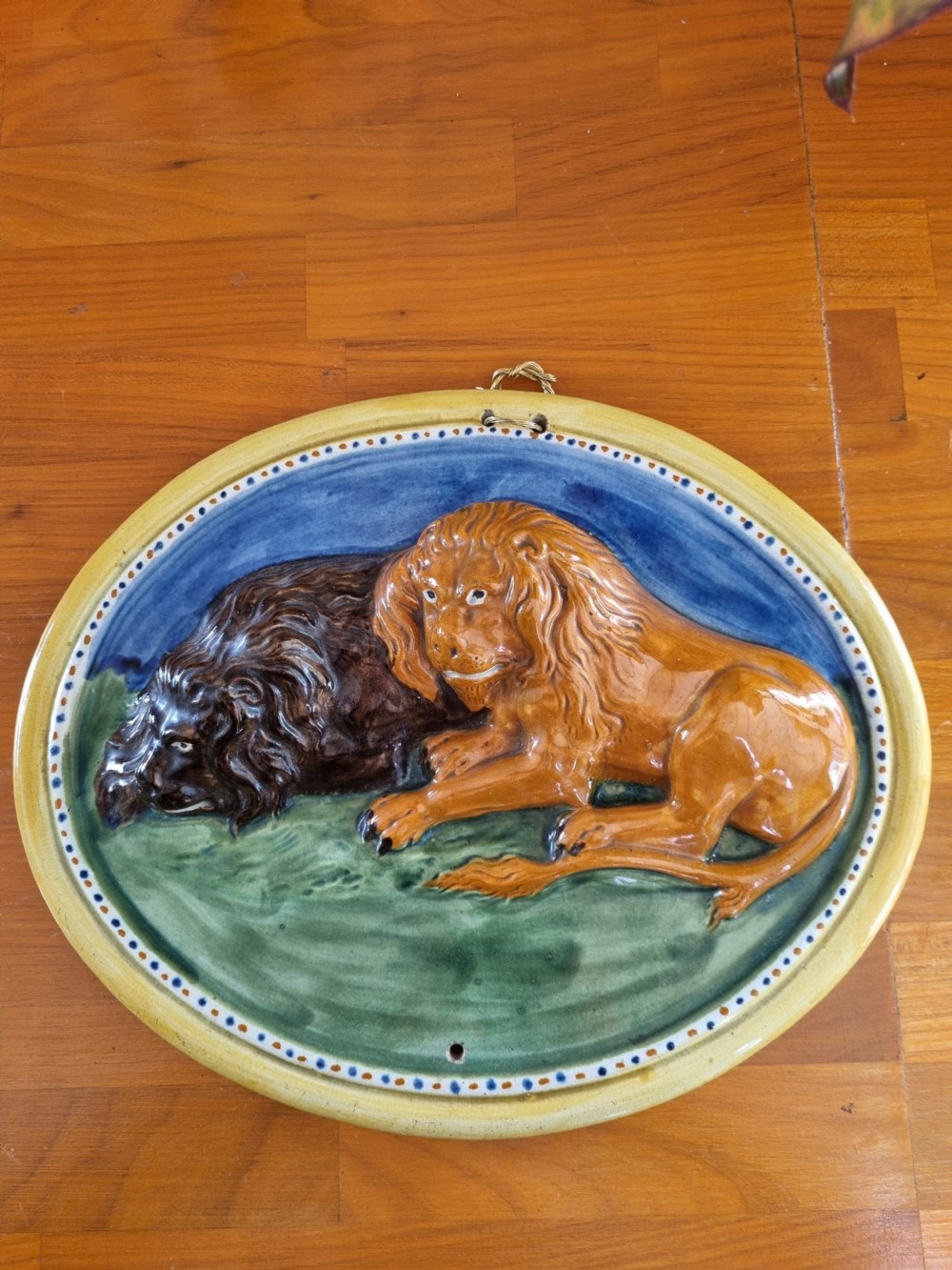 LARGE L18THC PRATTWARE OVAL PLAQUE OF 2 LIONS View VII